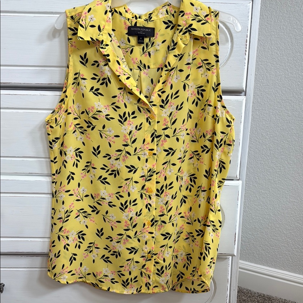 Banana Republic Size Medium Yellow Sleeveless Notched Collar Blouse